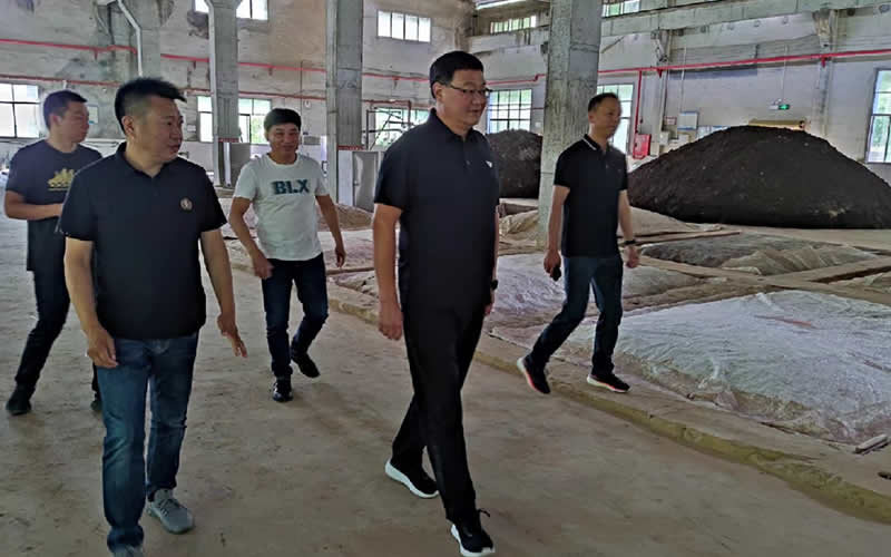 湖北襄阳客商参观酿酒生产车间